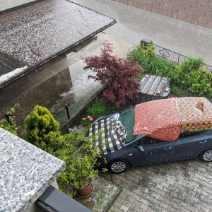 parked-car-during-hailstorm